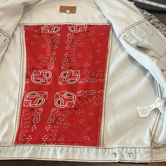Levi’s Trucker Upcycled Lightwash Denim Vest Red Paisley Bandana Print Unisex - Picture 13 of 17